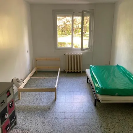 בית נופש Charming House With Satellite Wifi And Parking, 80 M2, For 4 To 5 People *
