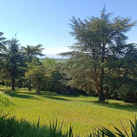 בית נופש Charming House With Satellite Wifi And Parking, 80 M2, For 4 To 5 People *